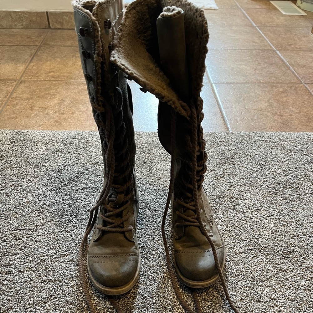 Womens Roxy Boots - Picture 2 of 3